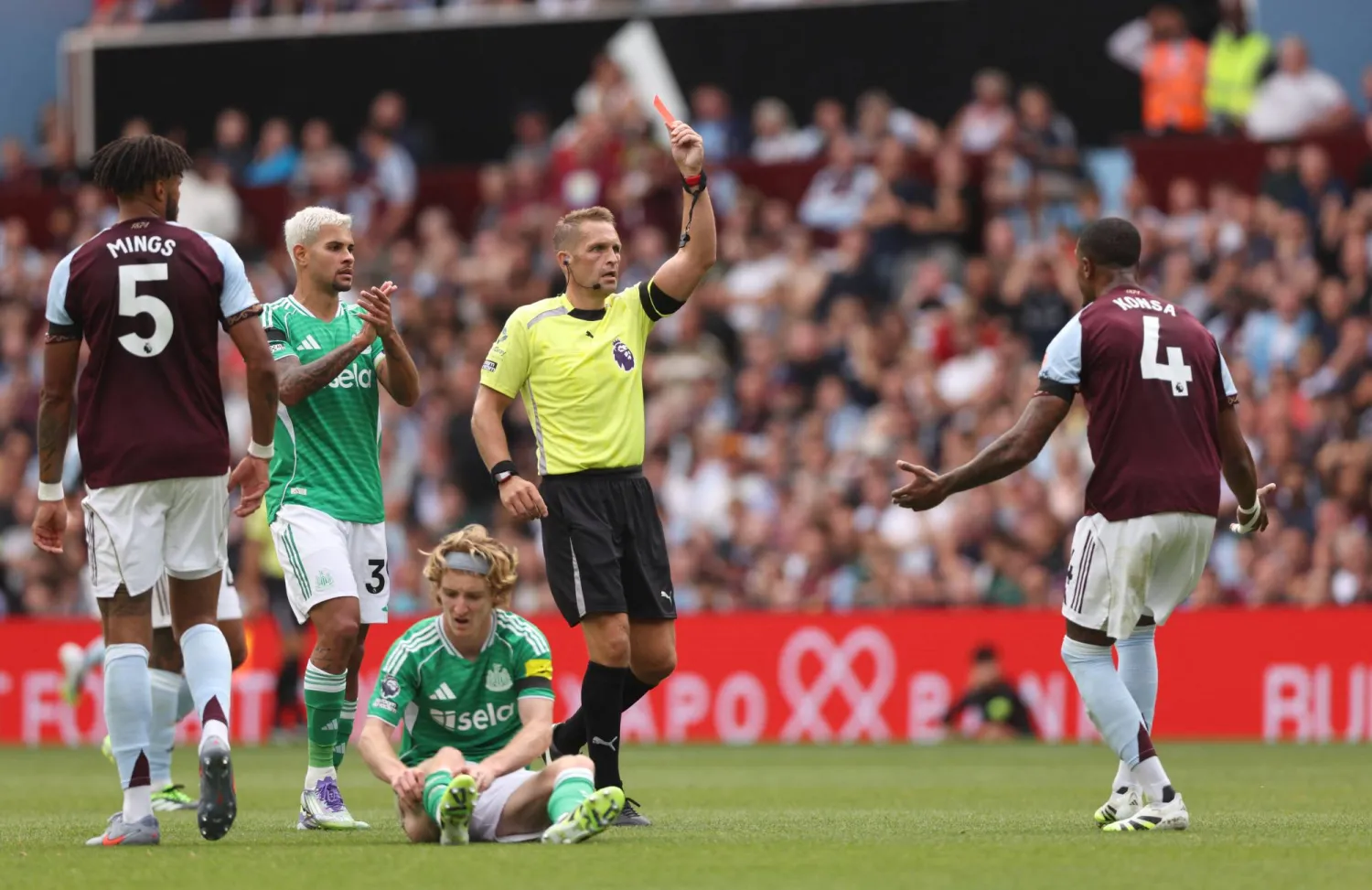 الحكم يشهر البطاقة الحمراء لمدافع فيلا إزري كونسا (رويترز)