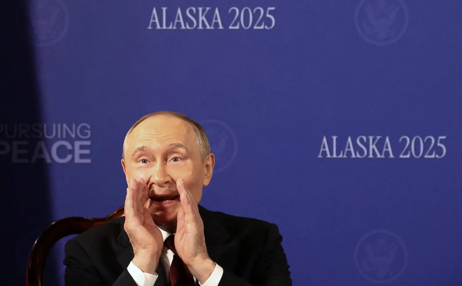 الرئيس الروسي فلاديمير بوتين خلال المؤتمر الصحافي مع نظيره الأميركي دونالد ترمب في ألاسكا (رويترز)