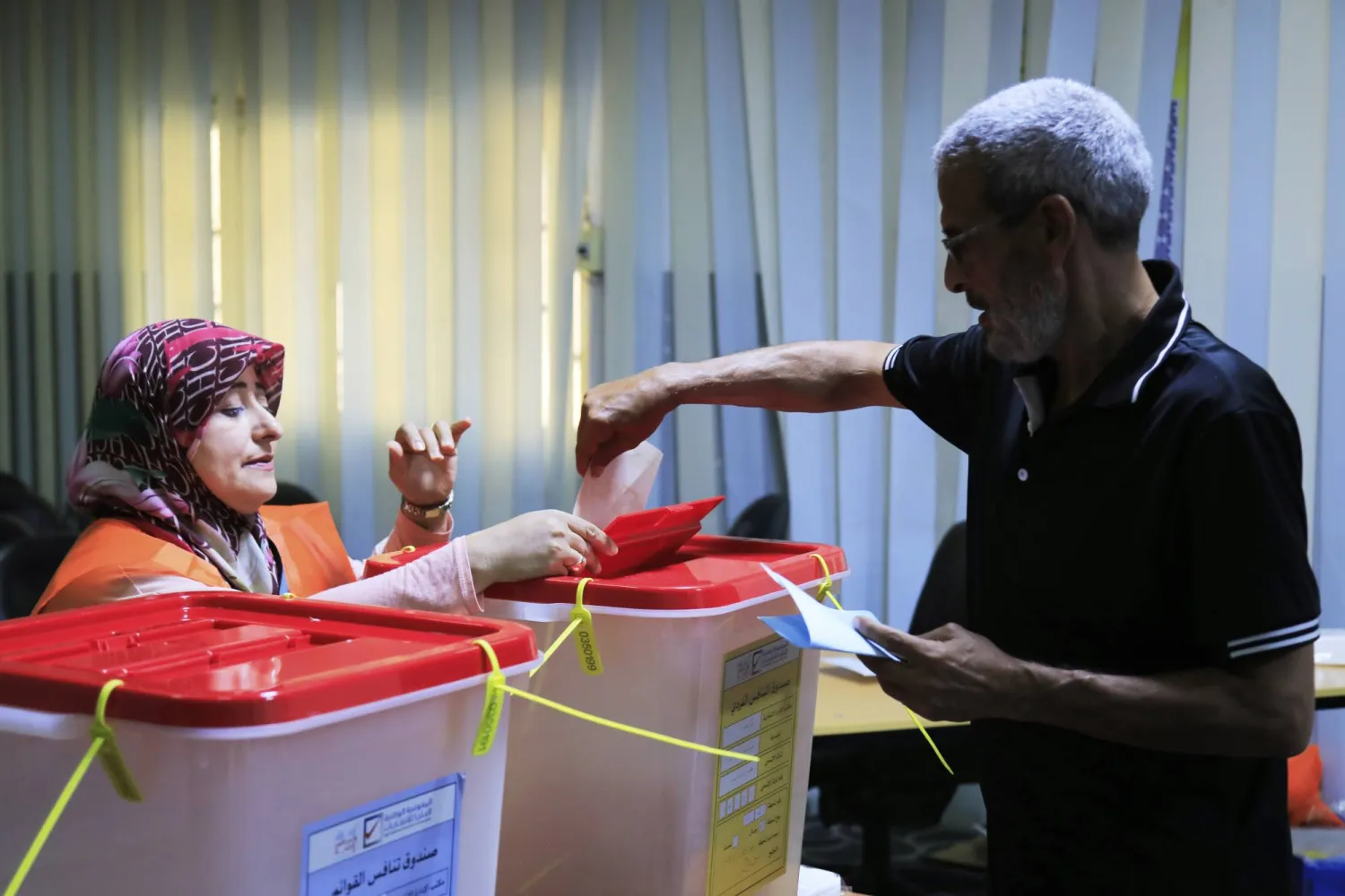 انطلقت في ليبيا انتخابات المرحلة الثانية من انتخابات المجالس البلدية وسط جهود أمنية لإنجاح الاستحقاق (أ.ب) 