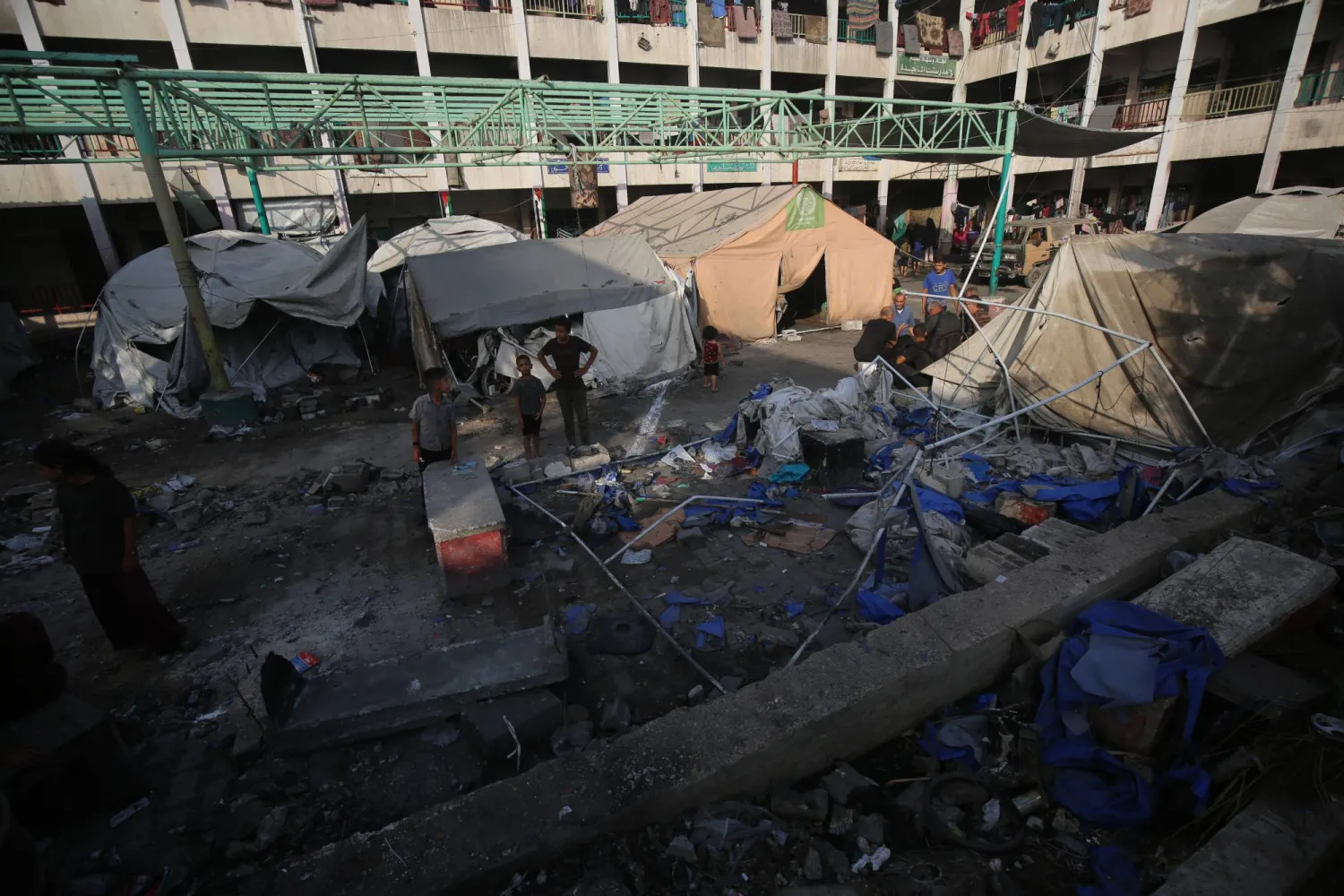 16 August 2025, Palestinian Territories, Gaza City: Palestinians assess the damage after an overnight Israeli strike hit Al-Majda Wasila School, which was sheltering displaced people. Photo: Omar Ashtawy/APA Images via ZUMA Press Wire/dpa