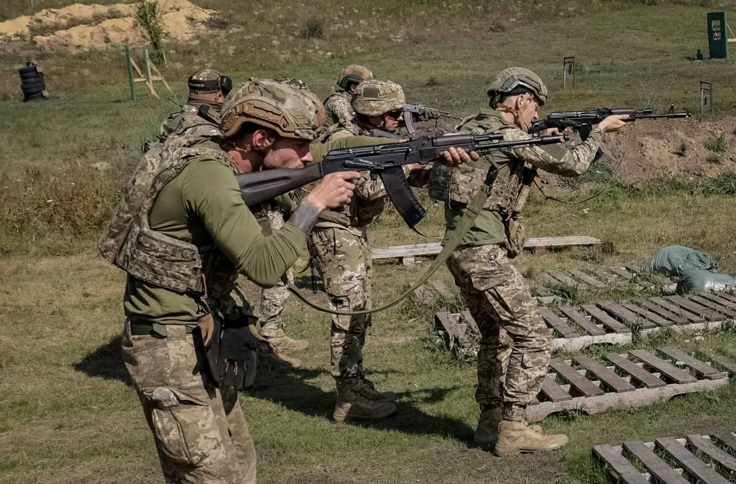 Service members of the 127th Separate Heavy Mechanized Brigade of the Ukrainian Armed Forces attend a training as recruits, amid Russia's attack on Ukraine, in Kharkiv region, Ukraine August 16, 2025. REUTERS/Sofiia Gatilova