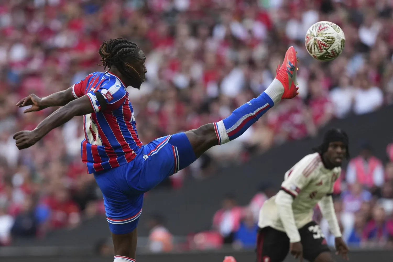 إيبرتشي إيزي لاعب كريستال بالاس (أ.ب)