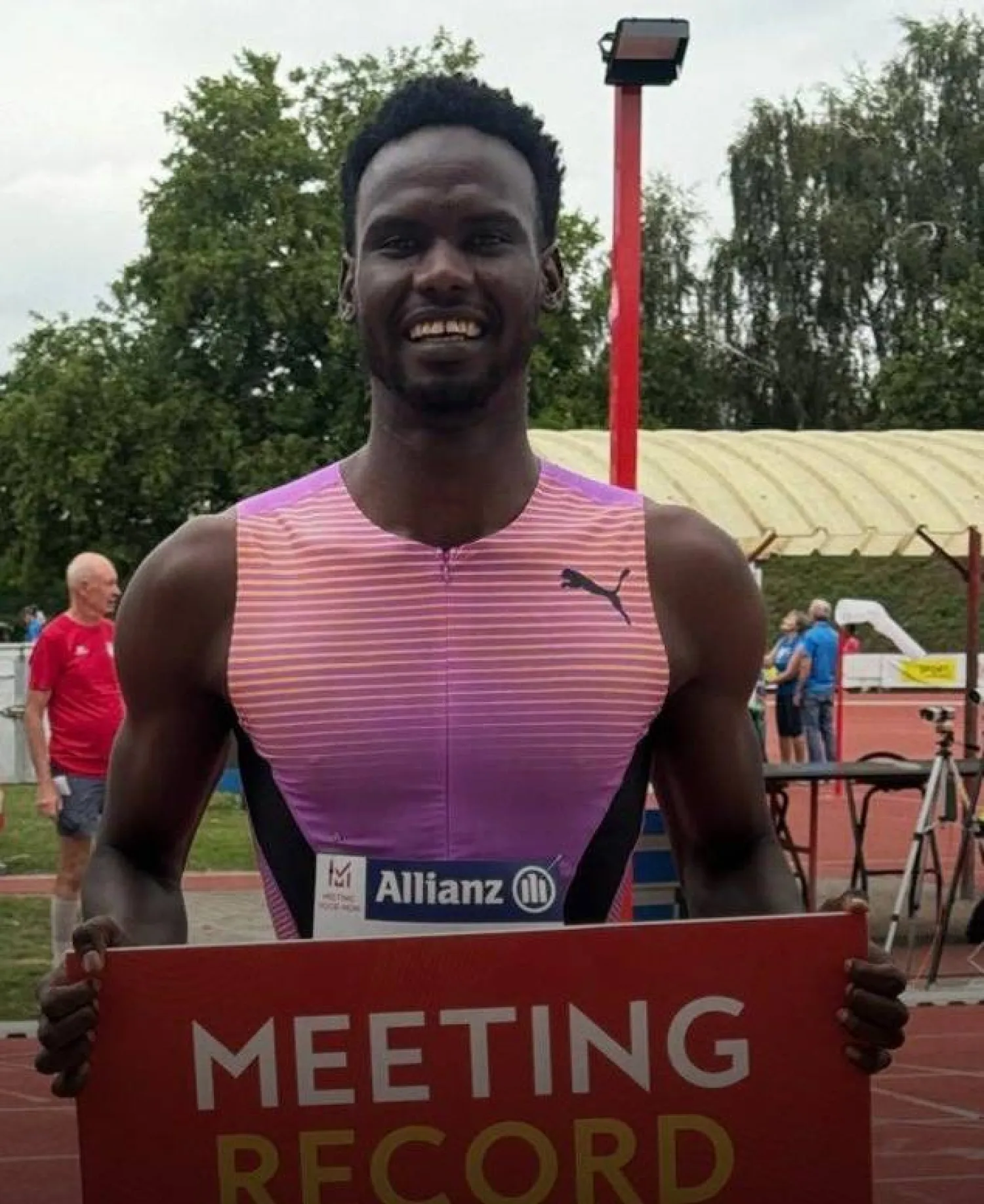 العداء القطري يحتفل بإنجازه الجديد (الشرق الأوسط)