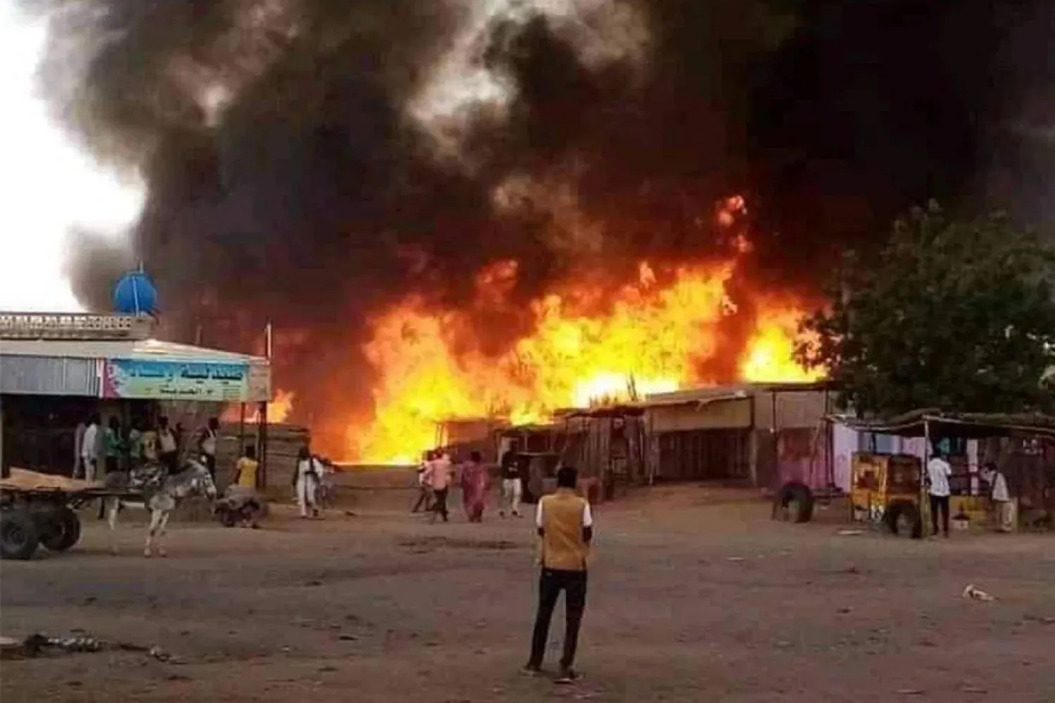 Faşir'deki bir pazarda bombalamalar sonucu çıkan yangın (Arşiv-AFP)