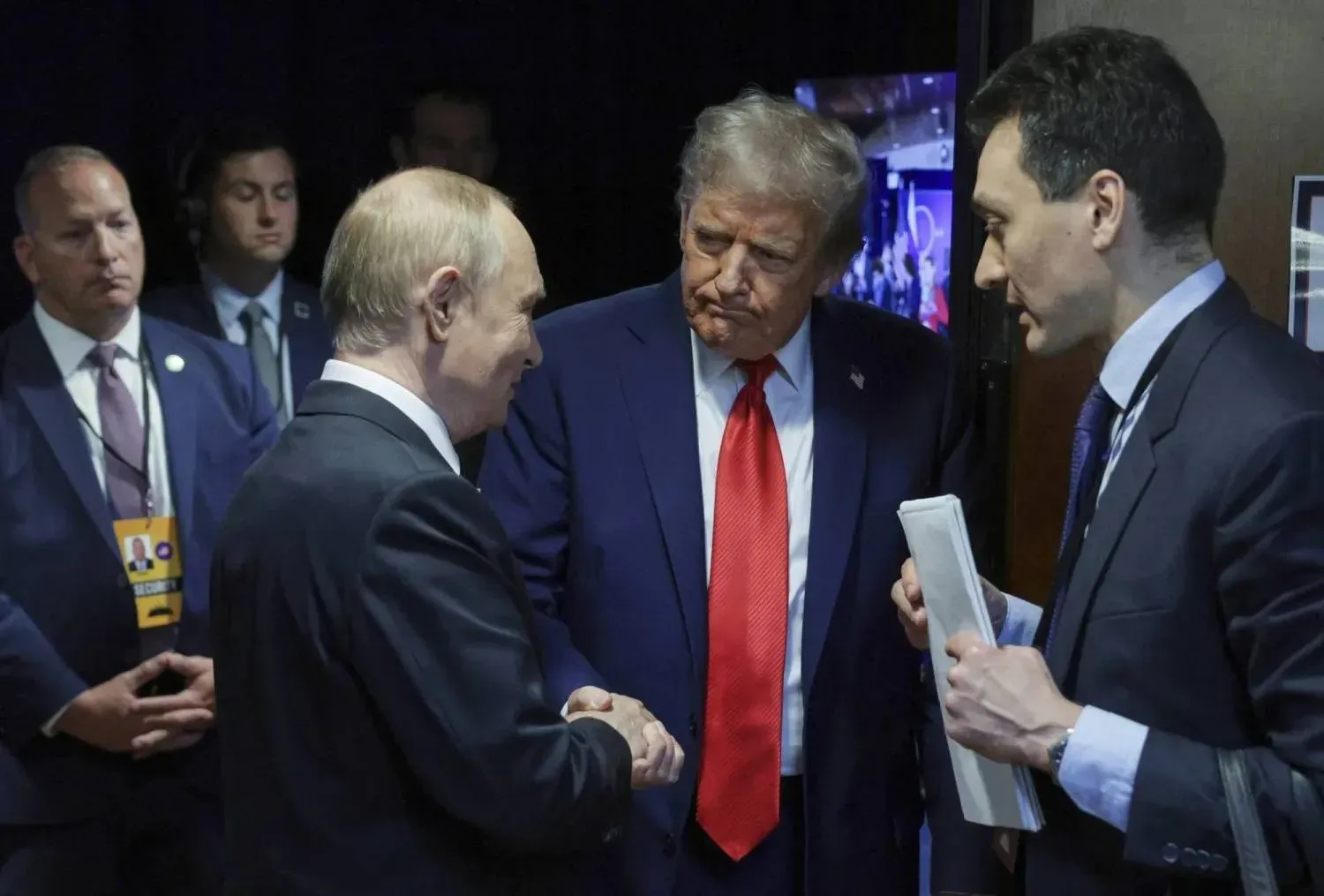 Trump, 15 Ağustos'ta Alaska'daki Elmendorf-Richardson Hava Kuvvetleri Üssü'nde ortak basın toplantısının ardından Putin'le el sıkışıyor. (AP)