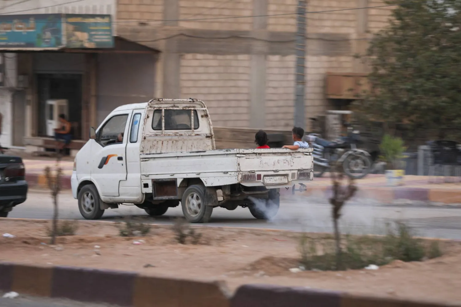 سيارة على أحد طرق القامشلي في سوريا (رويترز)