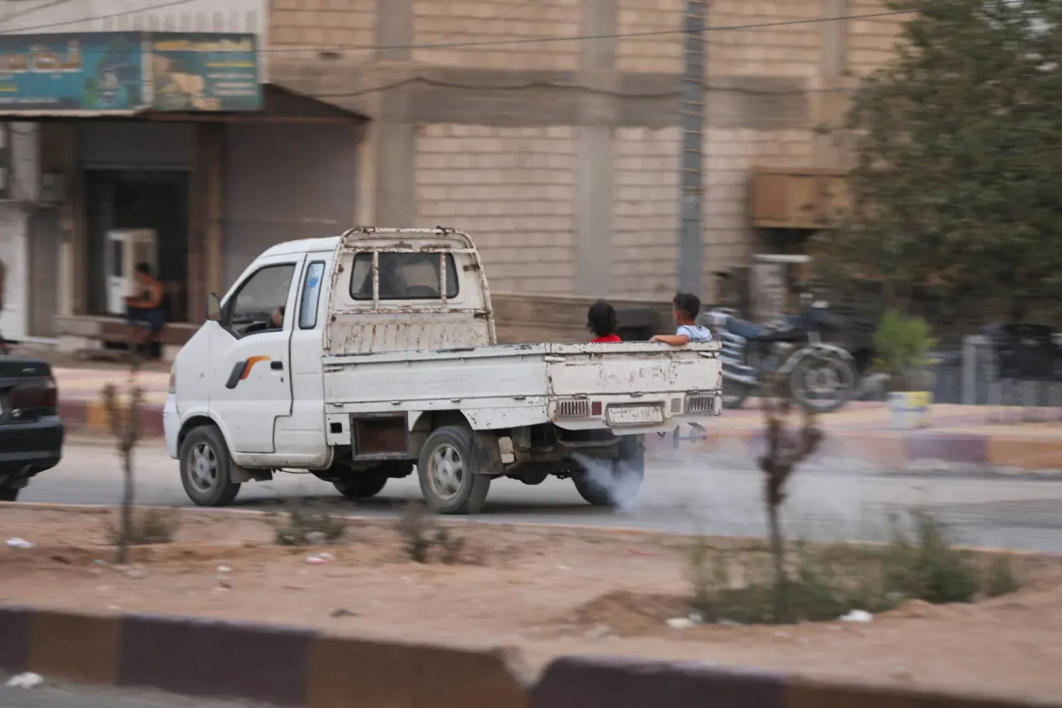 Suriye'nin Kamışlı kentinde yolda bir araba (Reuters)