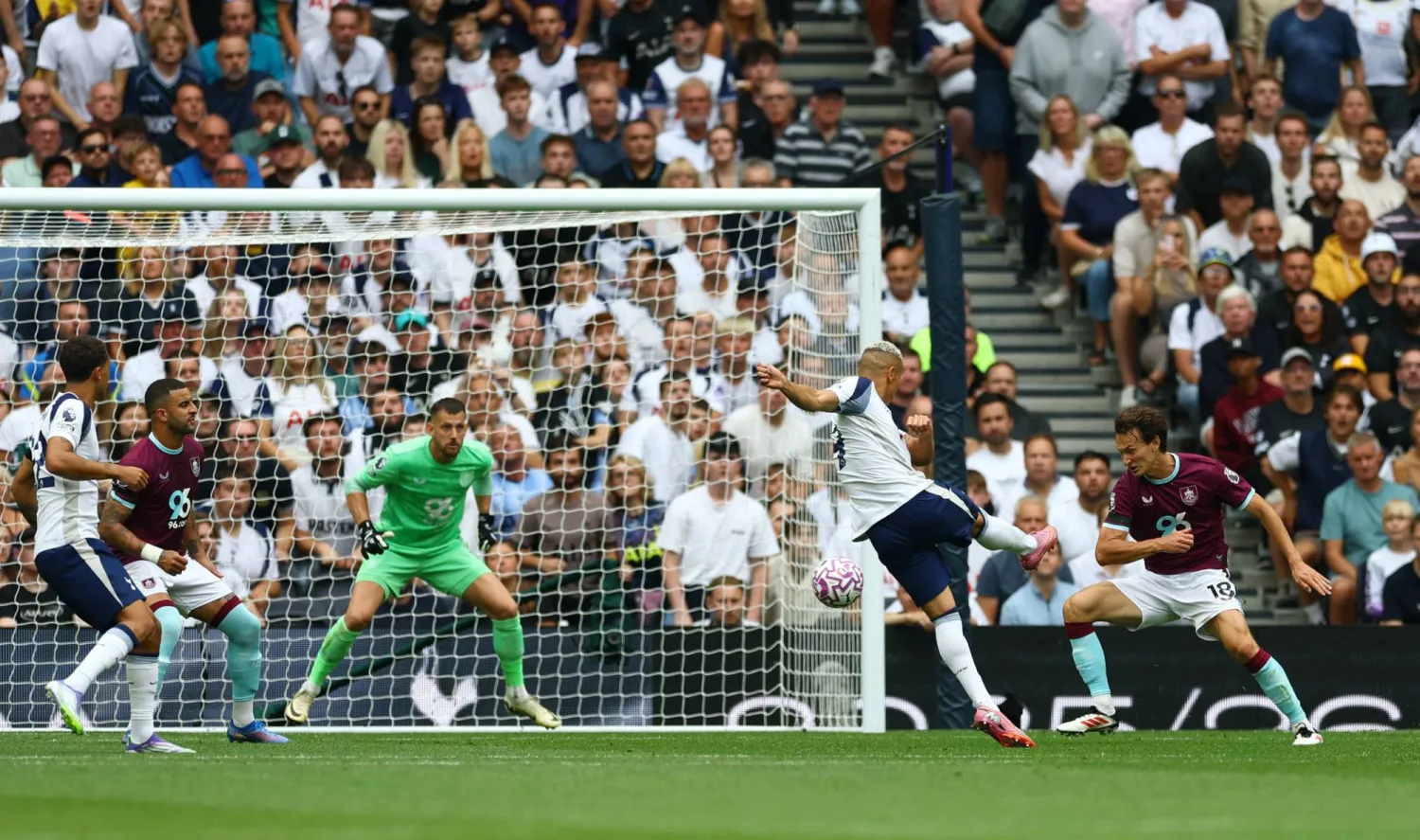 ريتشارليسون يفتتح ثلاثية توتنهام في شباك بيرنلي (رويترز)