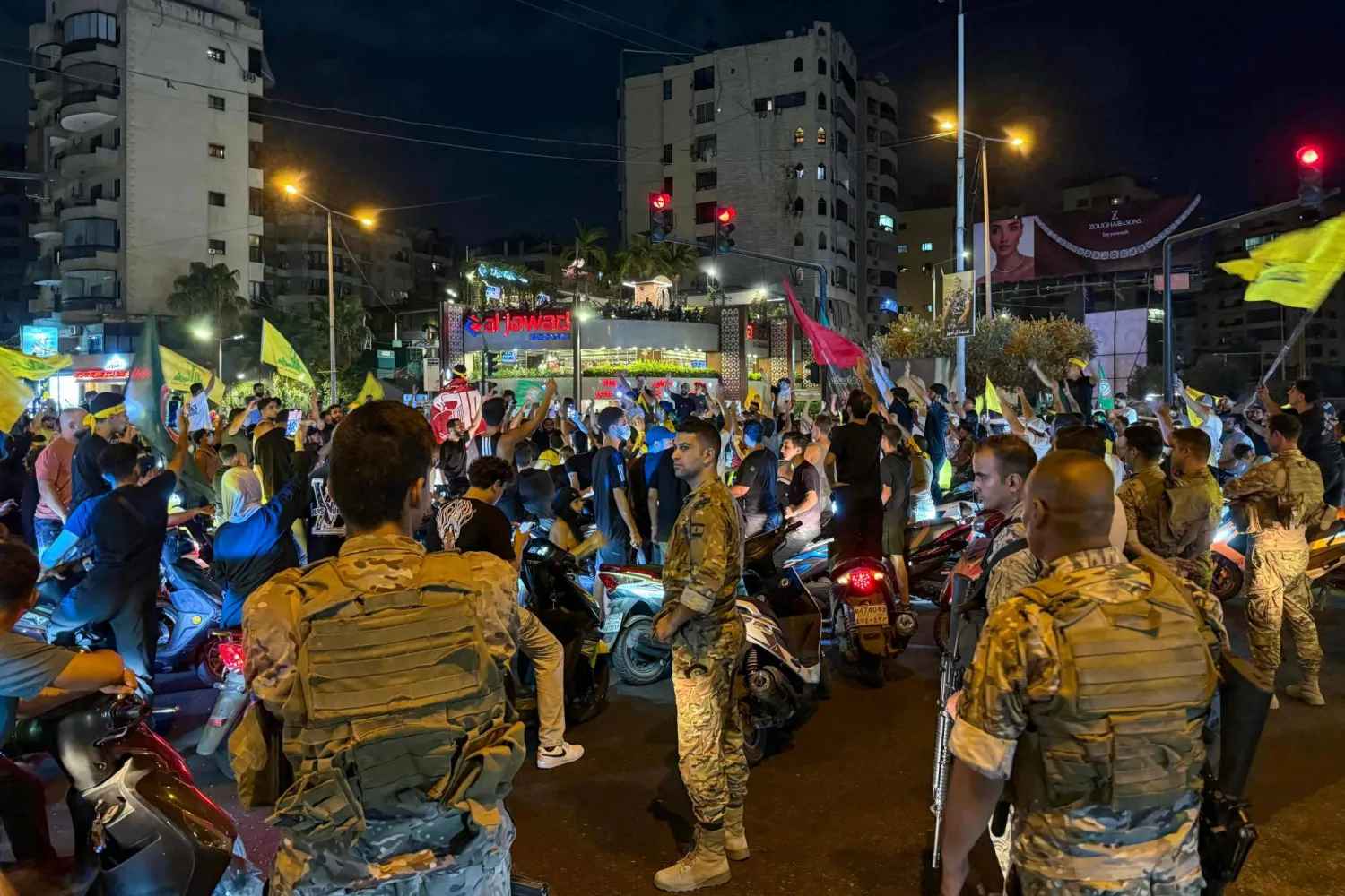 جنود لبنانيون خلال تظاهرات مؤيدي حزب الله في بيروت يوم 7 أغسطس (أ.ف.ب)