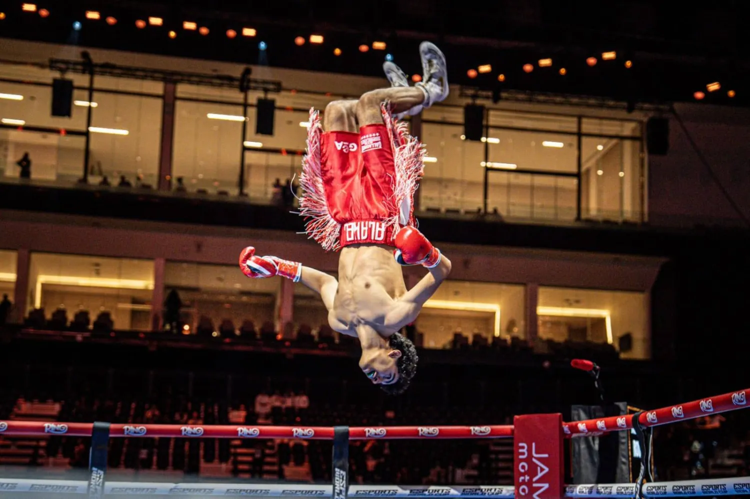 الملاكم السعودي يحتفل على طريقته الخاصة (الشرق الأوسط)