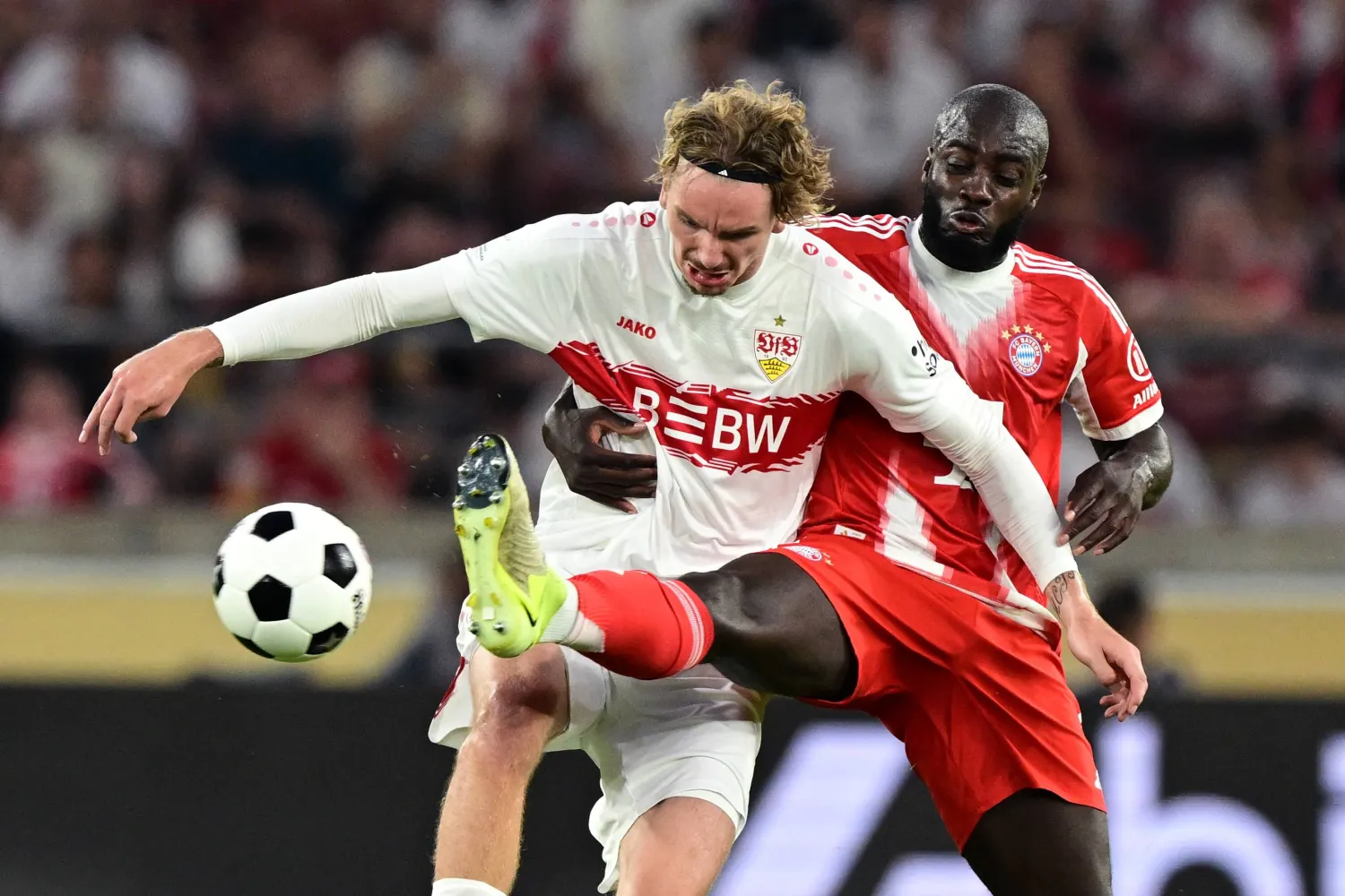 فولتيماده في صراع على الكرة مع أوباميكانو خلال مواجهة كأس السوبر الألماني (د.ب.أ)