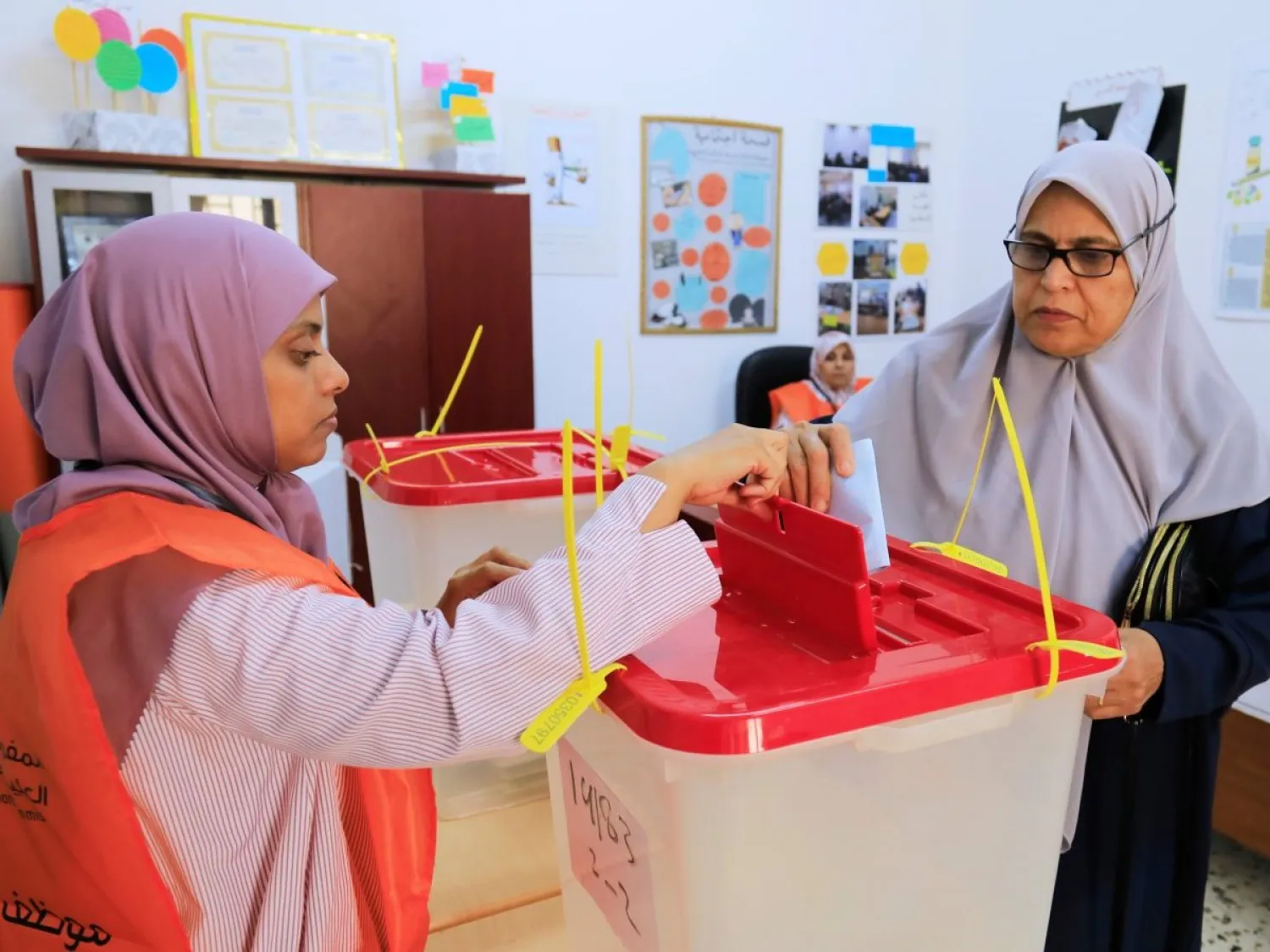 ليبية تدلي بصوتها داخل أحد مراكز الاقتراع في طرابلس (أ.ب)