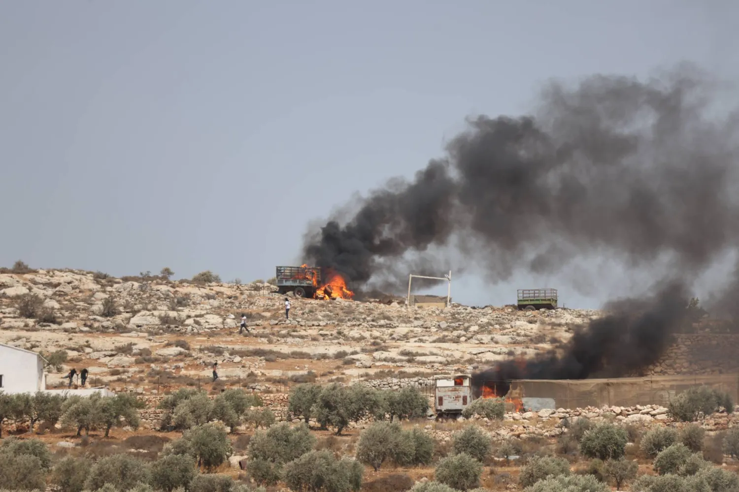 قرية دير أبو فلاح في شرق رام الله بعد تعرضها لهجوم من المستوطنين أمس (إ.ب.أ)