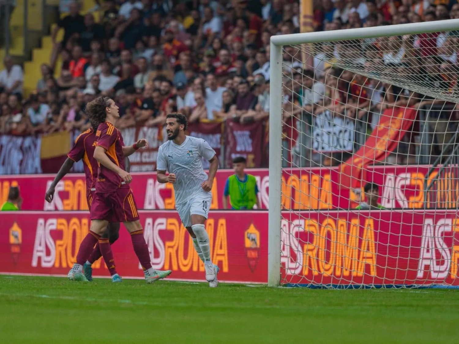 بن رحمه محتفلا بهدفه في مرمى روما (نادي نيوم)