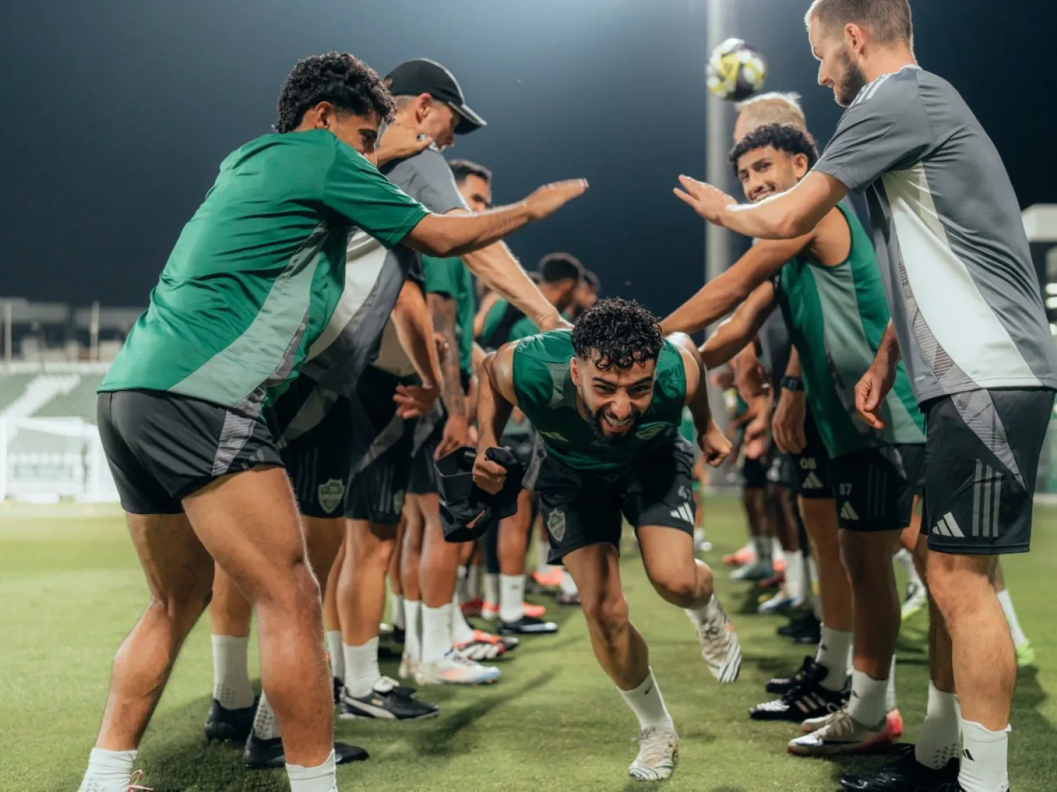 أبو الشامات حظي باستقبال خاص في ناديه الأصلي (النادي الأهلي)