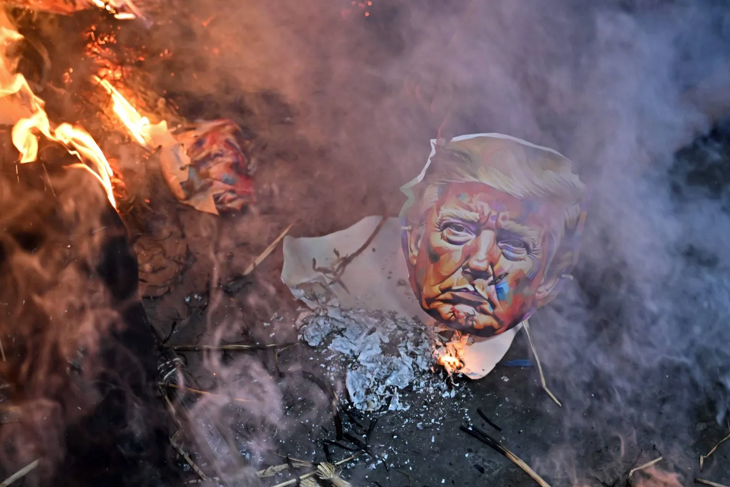 ناشطون من نقابات عمالية مختلفة في كالكوتا الهندية يحرقون دميةً للرئيس الأميركي احتجاجاً على زيادات الرسوم الجمركية الأخيرة في 13 أغسطس (أ.ف.ب)