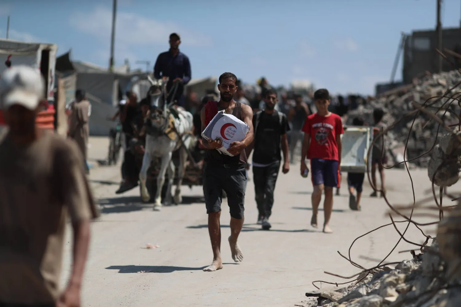 فلسطينيون يحملون مساعدات تلقوها من مؤسسة غزة الإنسانية المدعومة من الولايات المتحدة في السابع من أغسطس الحالي (د.ب.أ)