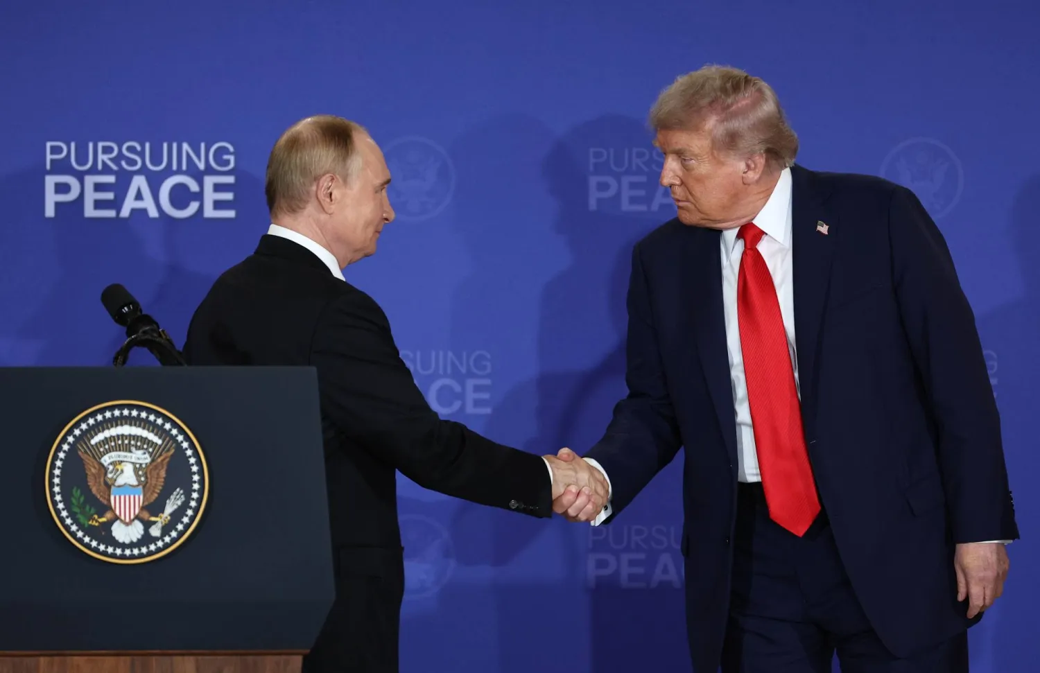 الرئيس الأميركي دونالد ترمب ونظيره الروسي فلاديمير بوتين في ألاسكا (إ.ب.أ)