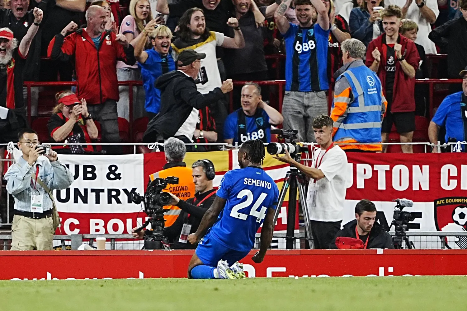 تعرض سيمينيو للإساءة من أحد مشجعي ليفربول في ملعب أنفيلد (د.ب.أ)