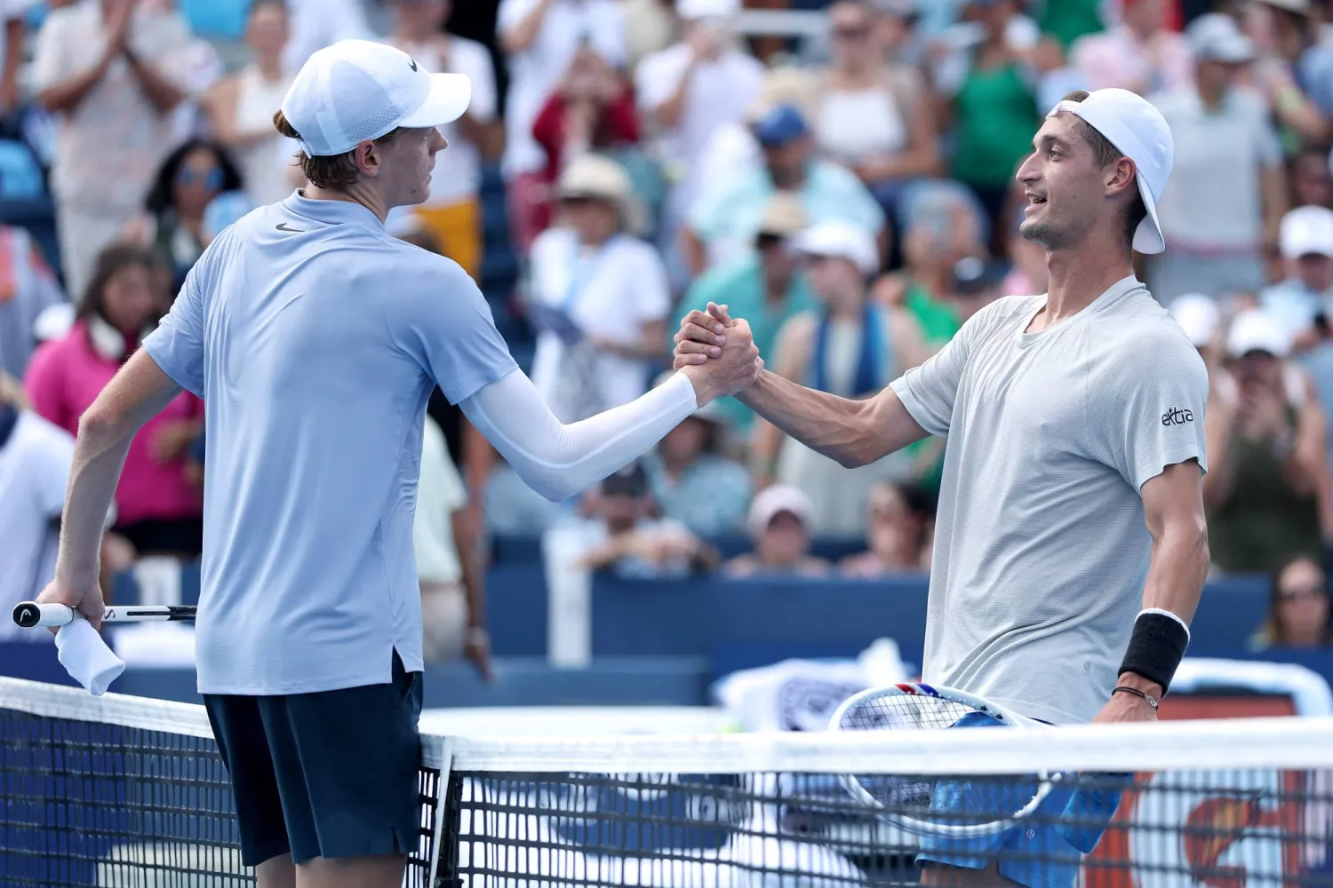 سلَّم أتمان نظيره سينر مجموعة البطاقات المستوحاة من سلسلة ألعاب الفيديو اليابانية (أ.ف.ب)