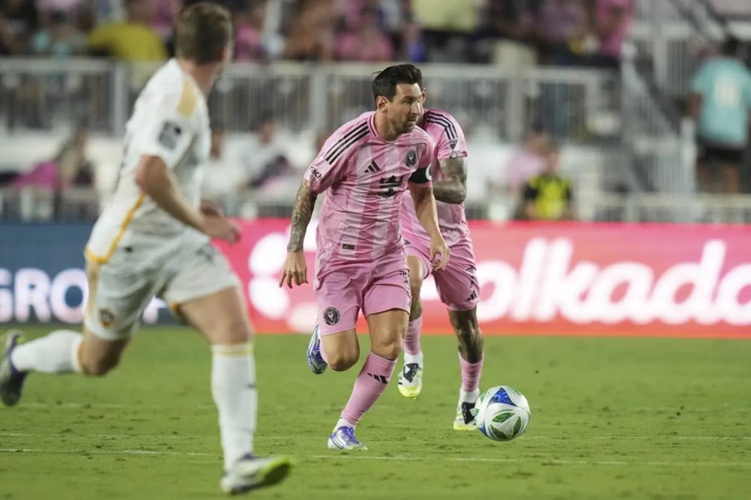  Inter Miami forward Lionel Messi, center, runs with the ball during the second half of an MLS soccer match against the Los Angeles Galaxy, Saturday, Aug. 16, 2025, in Fort Lauderdale, Fla. (AP) 