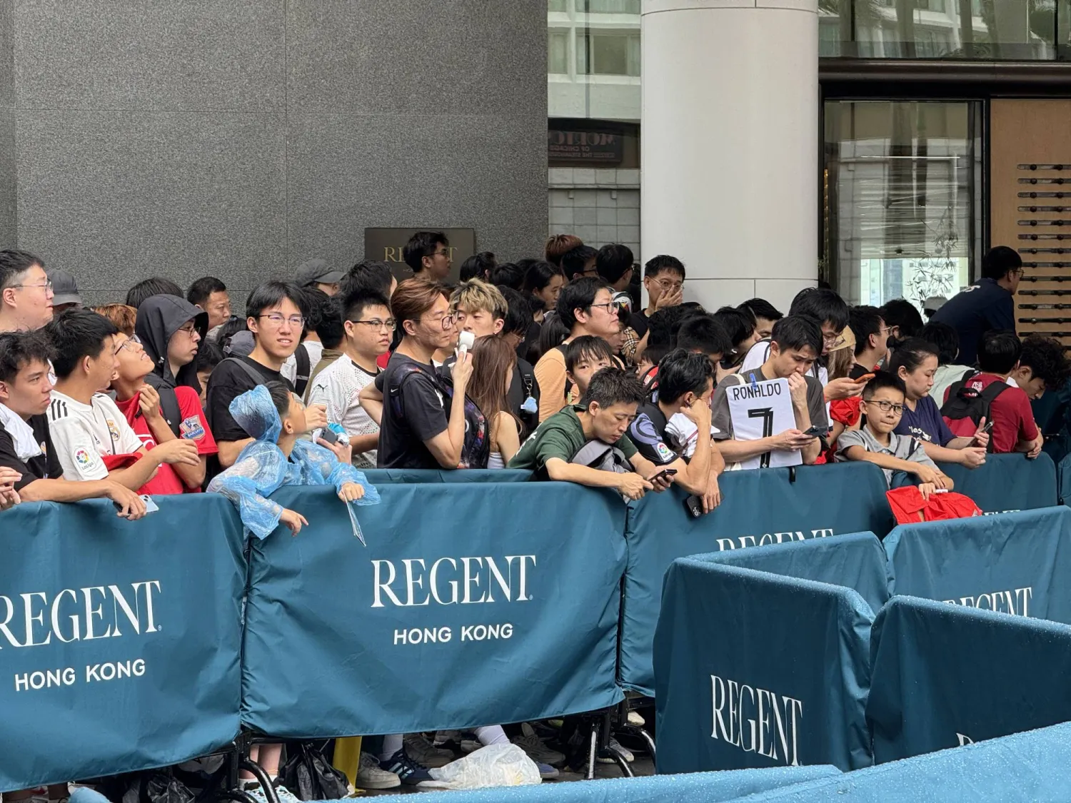 الجماهير تقف أمام فندق فريق النصر في هونغ كونغ (الشرق الأوسط)