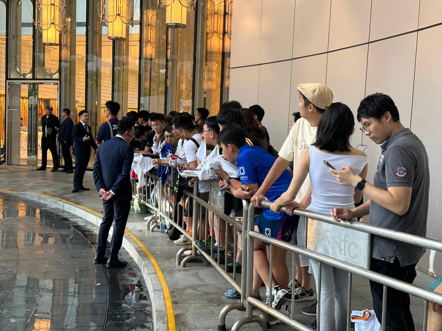 الجماهير الاتحادية أمام فندق الفريق (الشرق الأوسط)