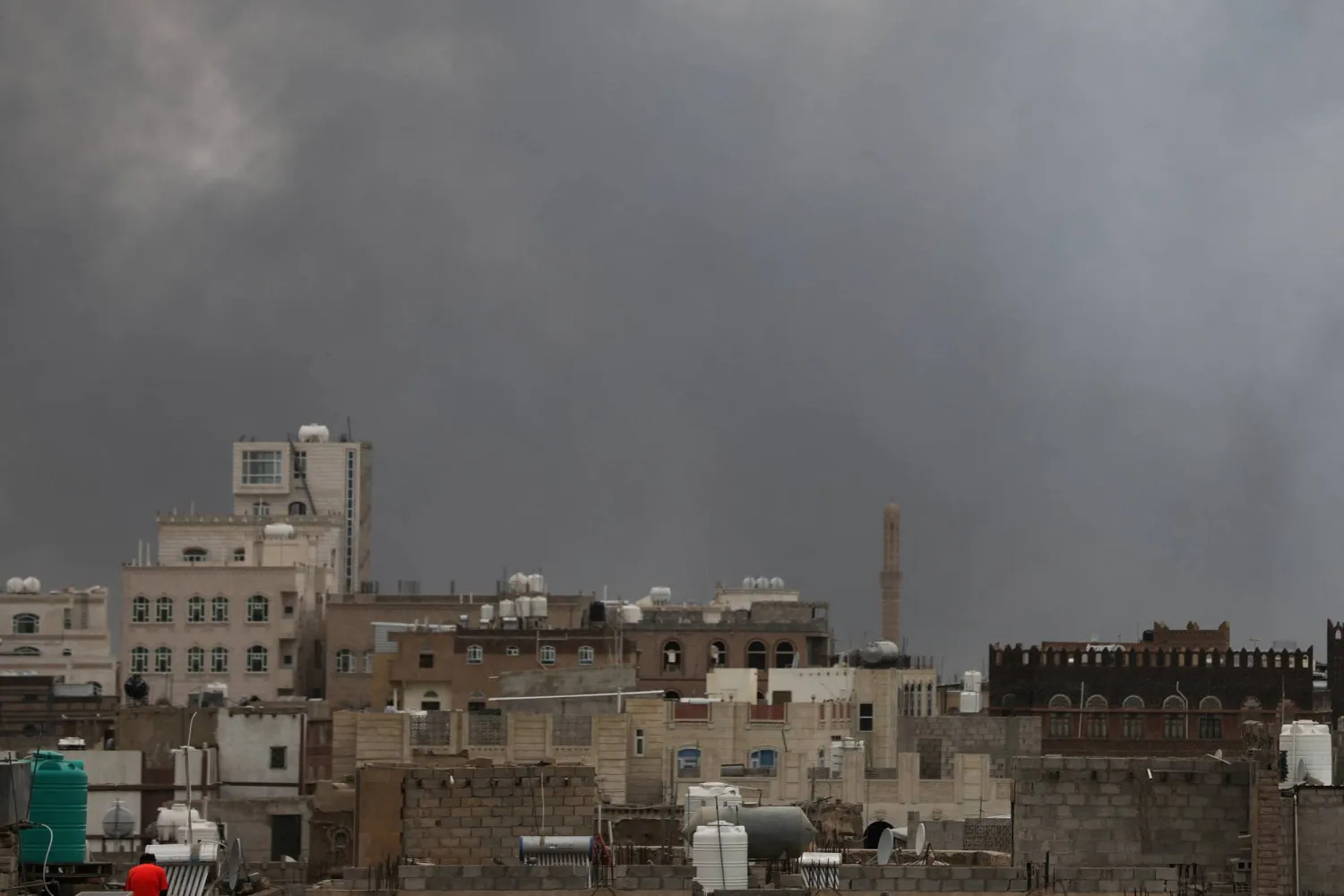 دخان يغطي سماء صنعاء بعد ضربات إسرائيلية للانتقام من الحوثيين (رويترز)
