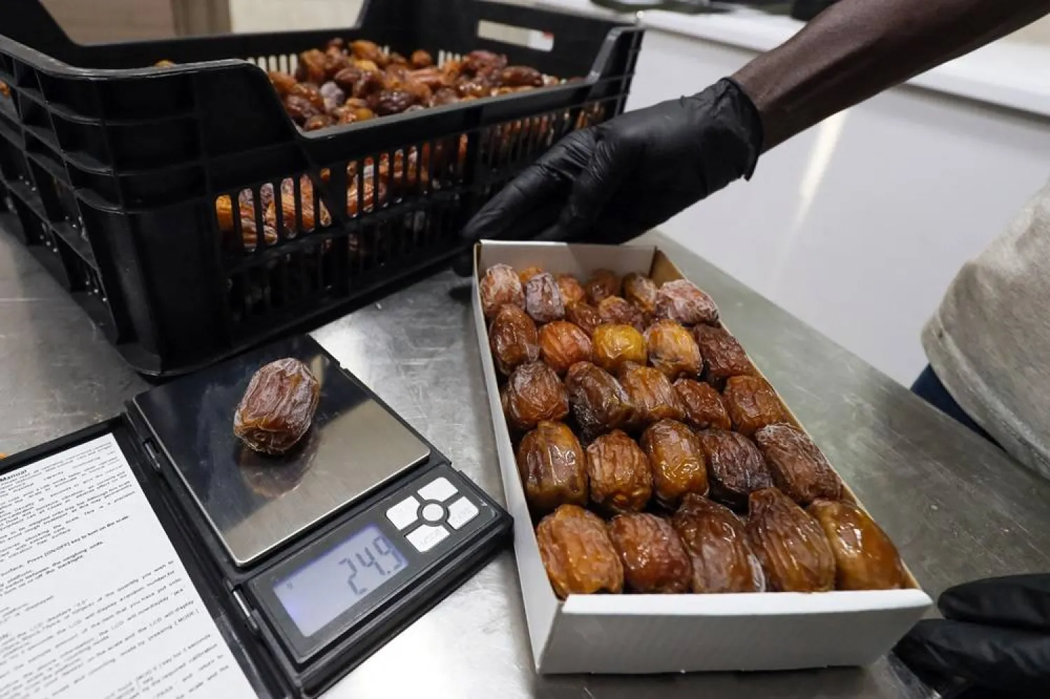 حفنة صغيرة من التمر تُوفّر مجموعةً من العناصر الغذائية (أ.ف.ب)