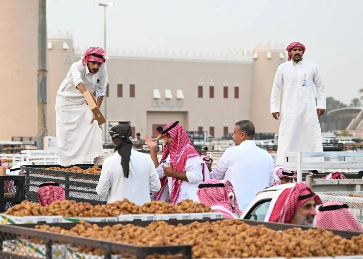 تجار تمور في مدينة بريدة بمنطقة القصيم السعودية (واس)