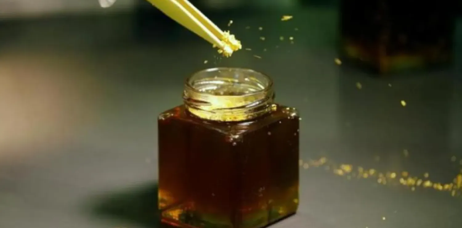 هناك عدة فوائد لشرب الماء الدافئ مع العسل كل صباح (رويترز)