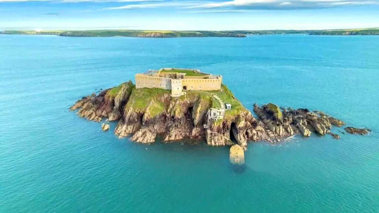 حصن نابليوني مهجور من القرن التاسع عشر (ناشيونال كنتري هاوس) 
