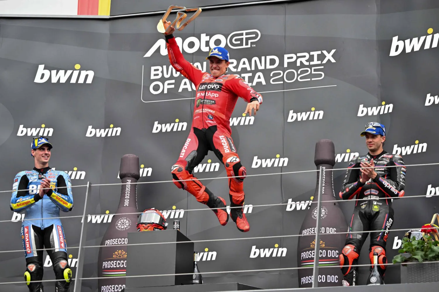 مارك ماركيز خلال التتويج بالمركز الأول (أ.ف.ب)