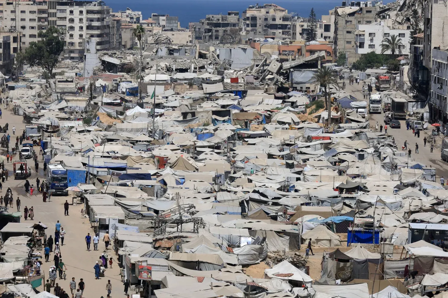 Pazar günü Gazze Şehrinde çadırlarda yerinden edilmiş insanlar (Reuters)