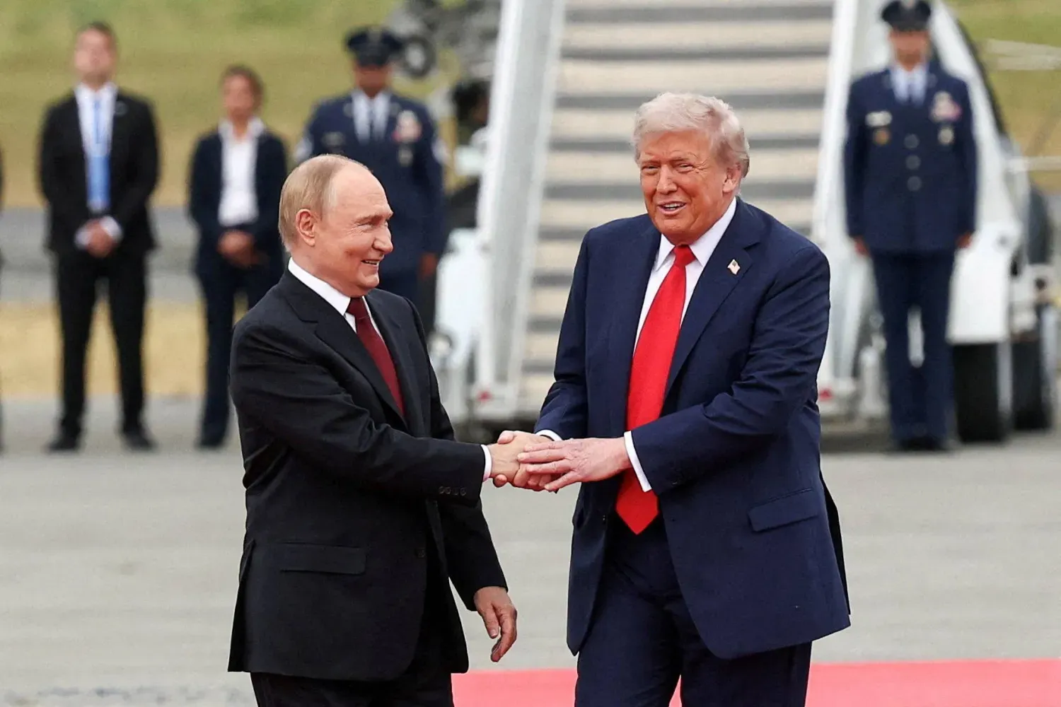 ABD Başkanı Donald Trump, Alaska'daki görüşmeleri sırasında Rusya Devlet Başkanı Vladimir Putin ile el sıkışıyor.(Reuters)