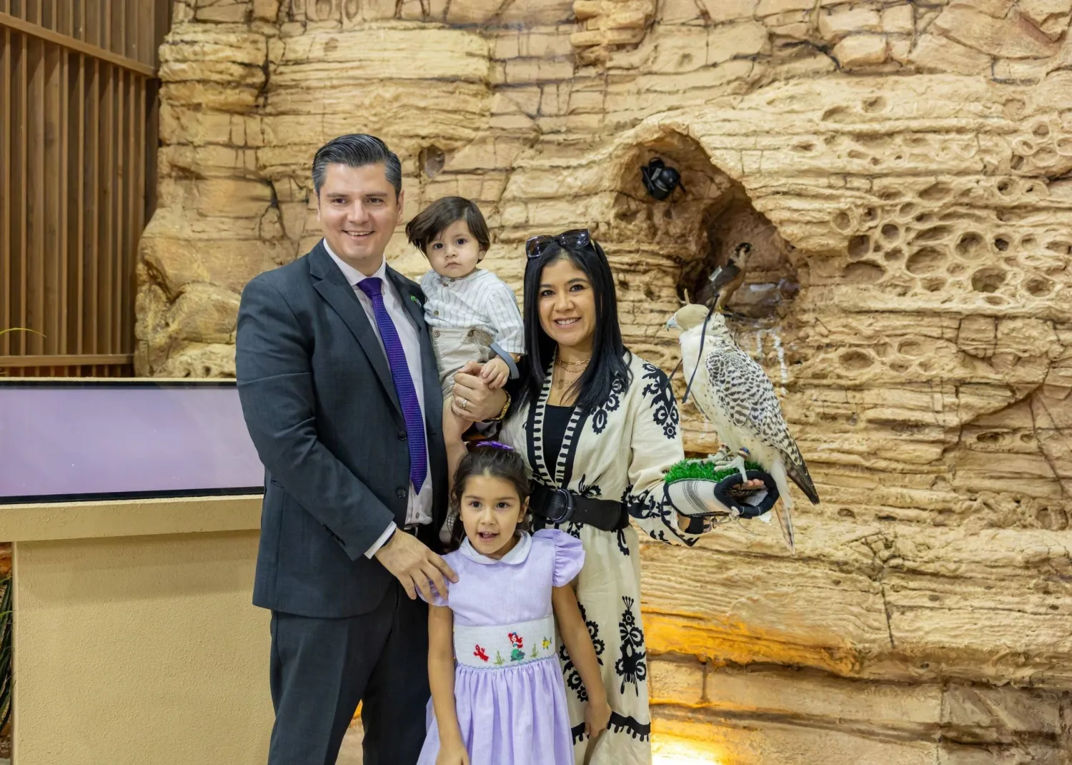 إحدى العائلات الأجنبية خلال زيارتها لمزاد الصقور السعودي (واس)