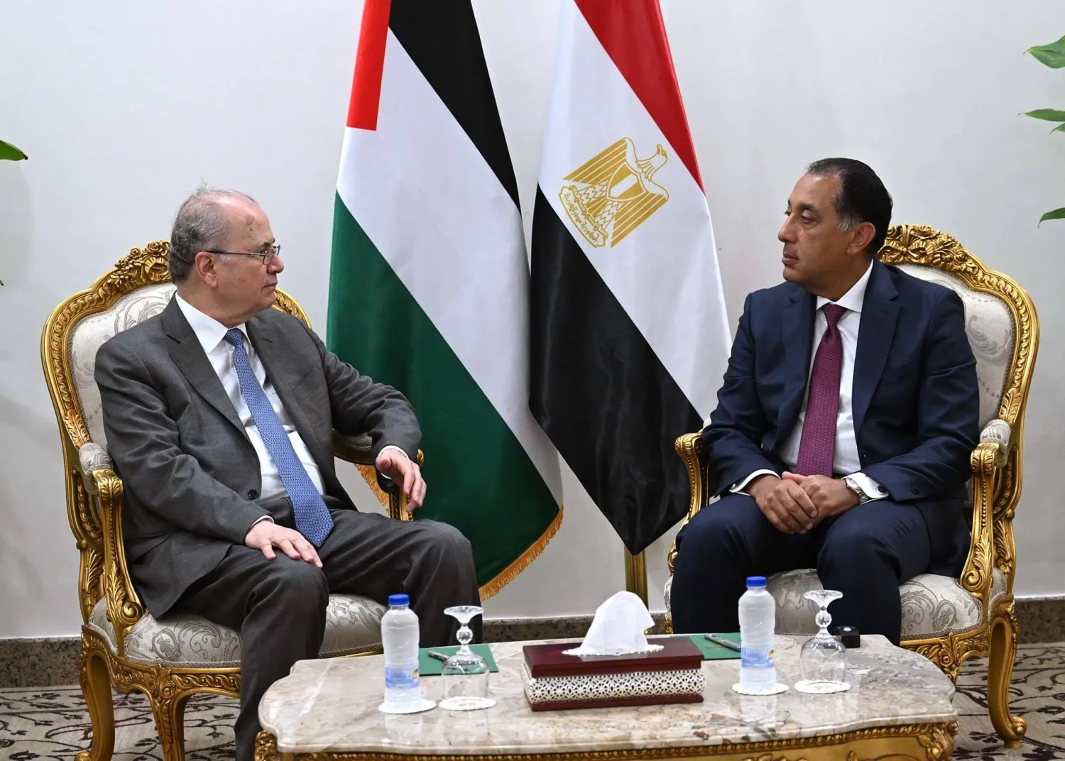 رئيس الوزراء المصري مصطفى مدبولي (يمين) خلال لقائه مع نظيره الفلسطيني محمد مصطفى (مجلس الوزراء المصري)