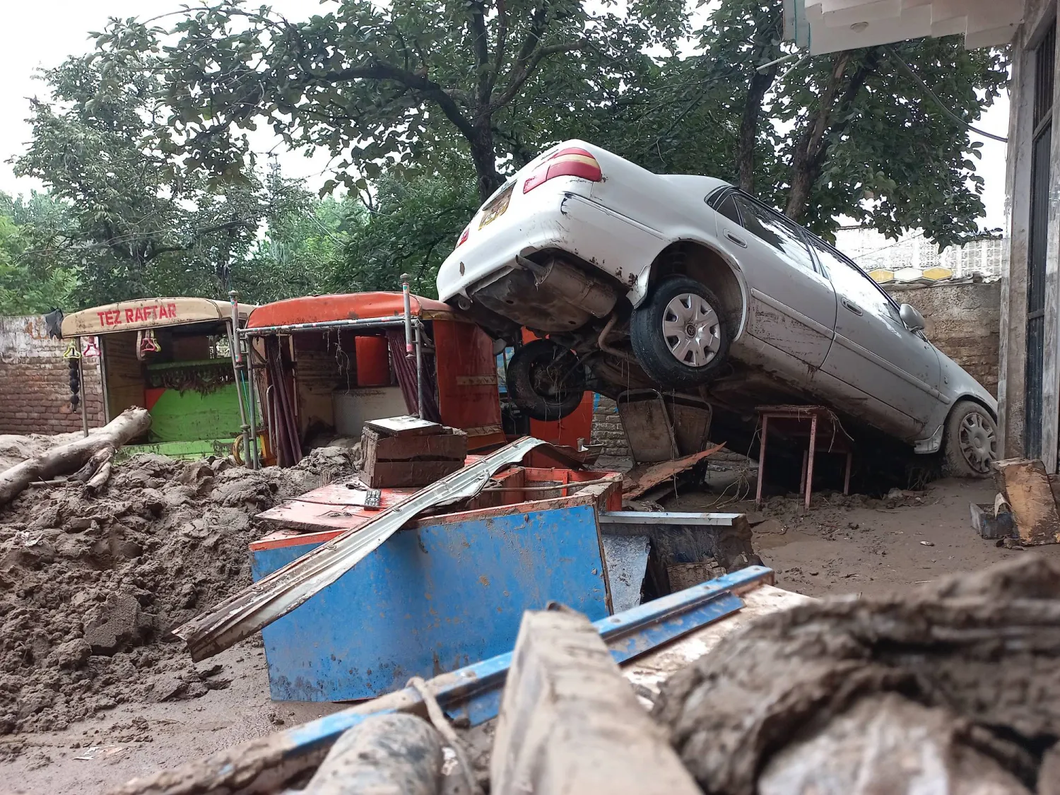 صورة للأضرار التي خلفتها الفيضانات المفاجئة في بونر، مقاطعة خيبر بختونخوا، باكستان، 17 أغسطس 2025. أدت الأمطار الغزيرة والعواصف الغزيرة التي أعقبتها فيضانات مفاجئة في شمال باكستان إلى مقتل ما لا يقل عن 300 شخص، بينما لا يزال 150 شخصاً على الأقل في عداد المفقودين (إ.ب.أ)