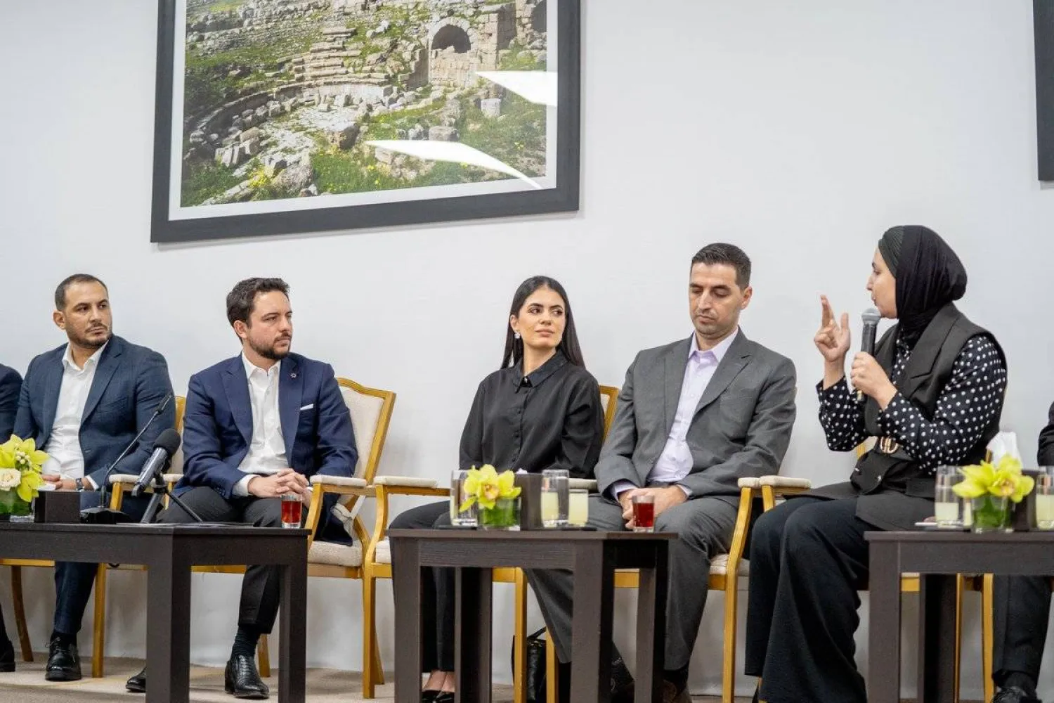 لقاء ولي العهد الأردني الأمير الحسين بن عبد الله الثاني مع مجموعة من شباب وشابات محافظة إربد الشمالية (حساب ولي العهد - إكس)