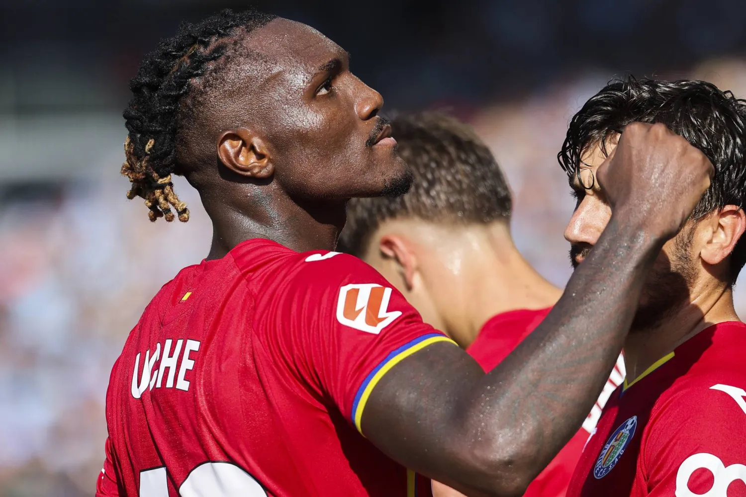 النيجيري كريسانتوس أوشي يحتفل بهدفه الثاني في مرمى فيغو (إ.ب.أ) 