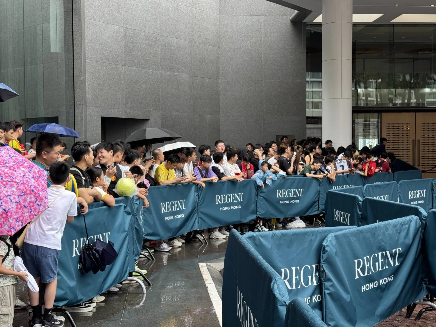 وقوف بالساعات أمام مقرات بعثات الأندية السعودية (الشرق الأوسط)