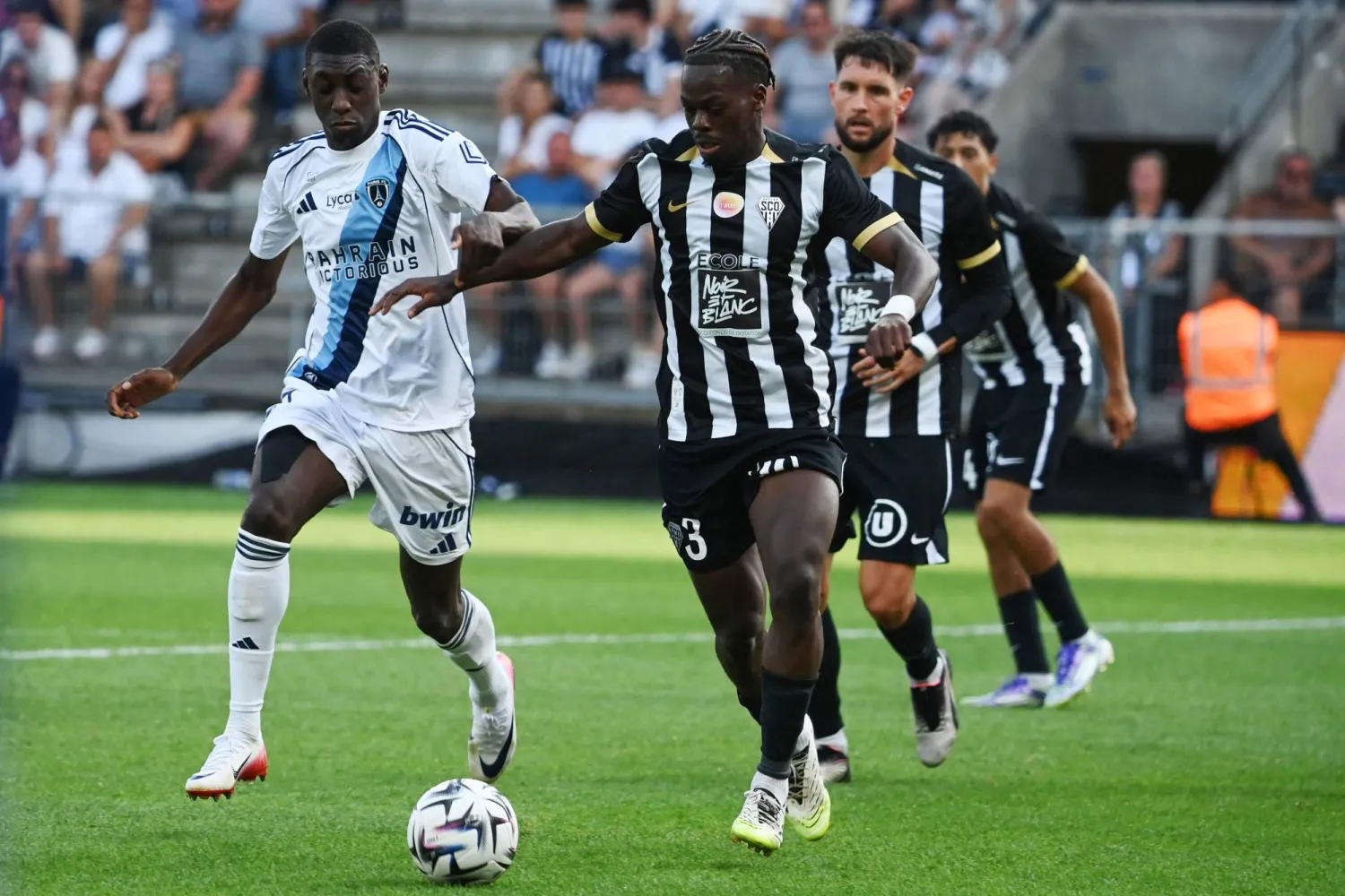 أنجيه هزم باريس بهدف في افتتاح الدوري الفرنسي (أ.ف.ب)