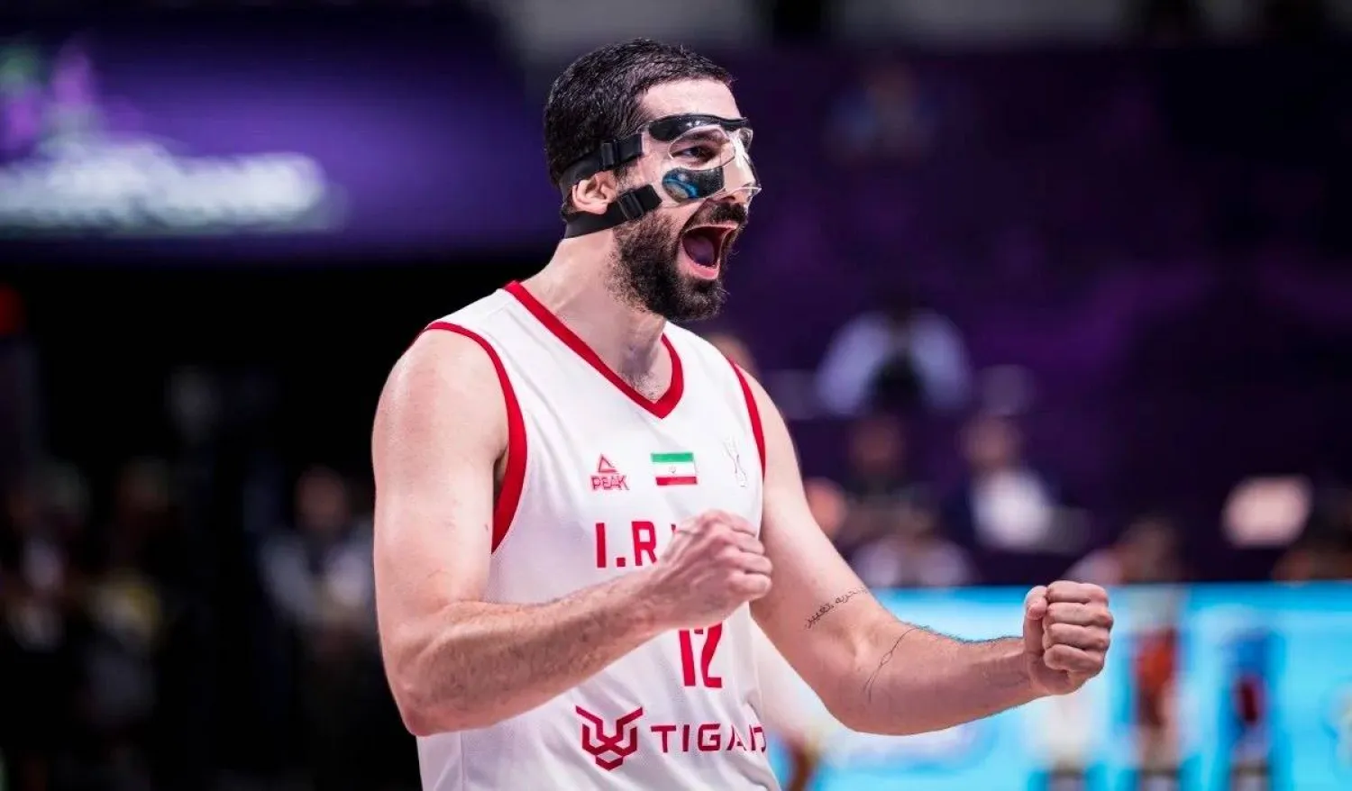 أرمان زنقنيه يحتفل بفوزهم في مباراة تحديد المركز الثالث (الشرق الأوسط)