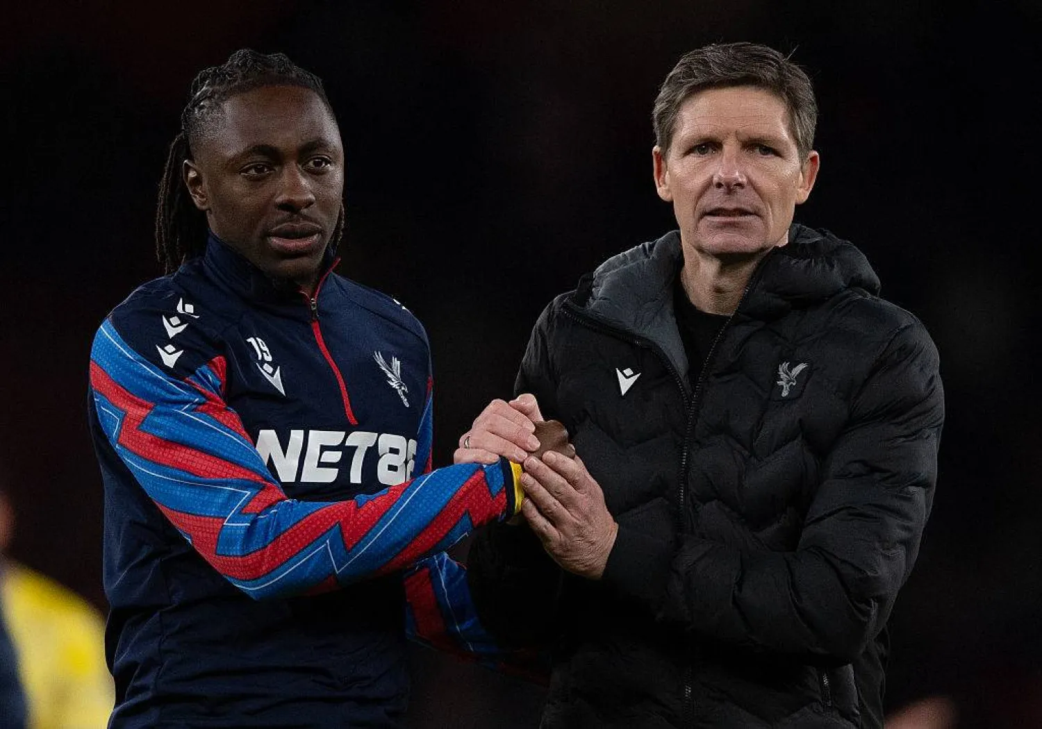 النمساوي أوليفير غلاسنر المدير الفني لكريستال بالاس مع لاعبه إيبرتشي إيزي (وسائل إعلام بريطانية) 