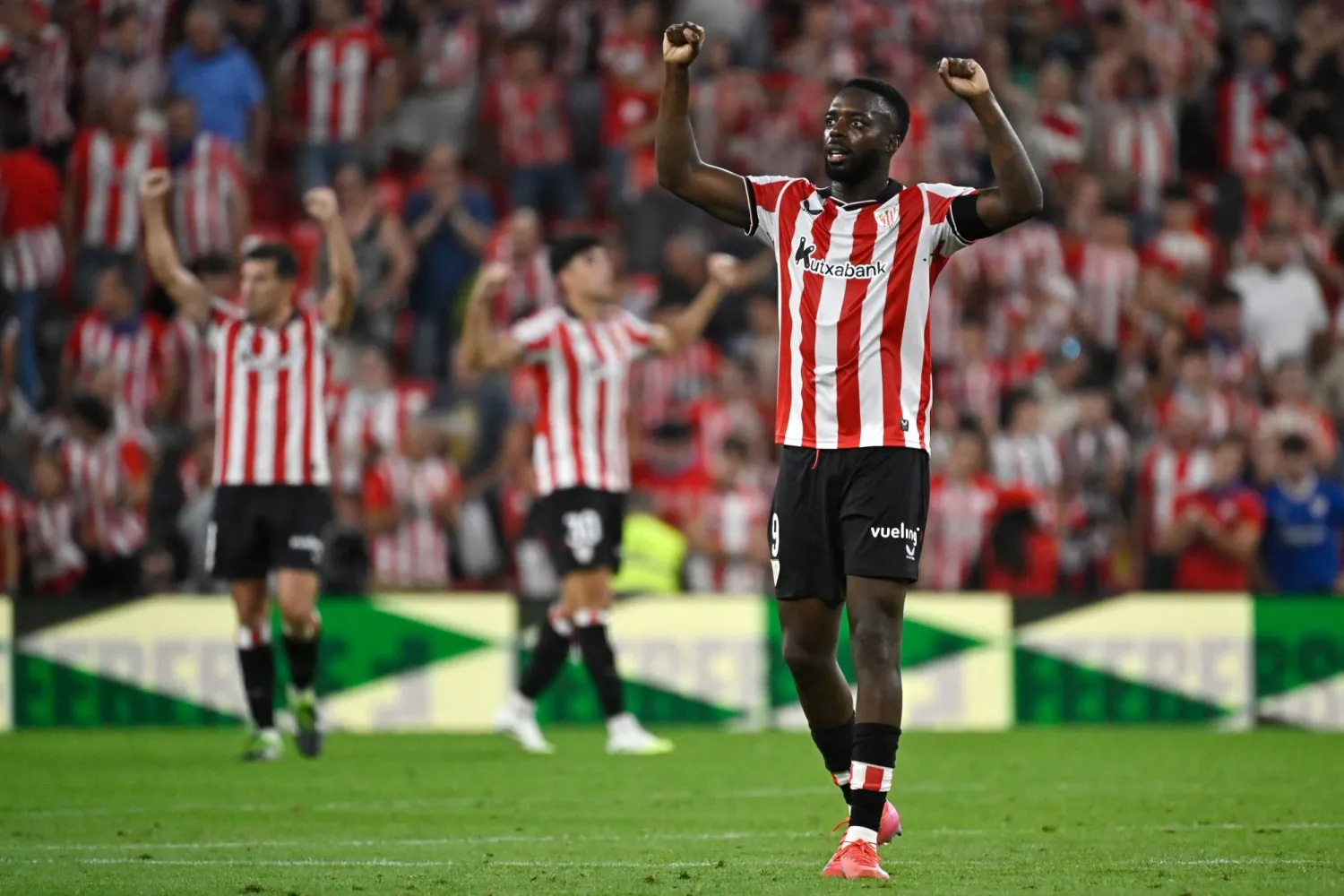 لاعبو بلباو يحتفلون بالفوز العصيب على إشبيلية (أ.ف.ب) 