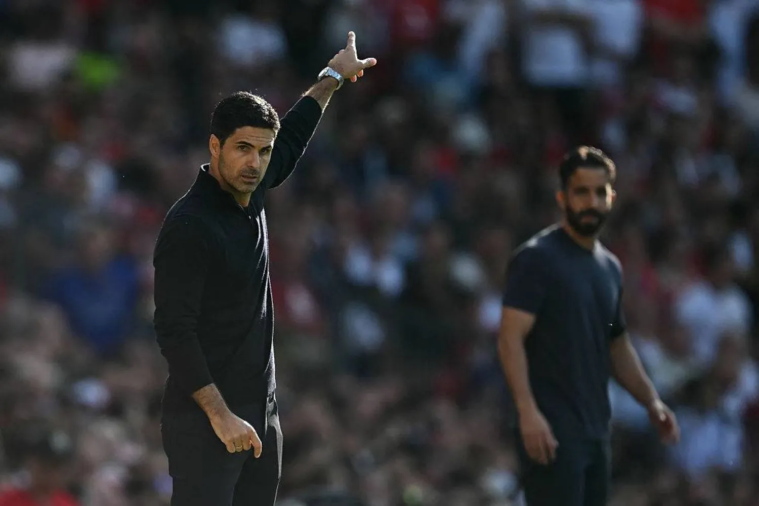 الإسباني ميكيل أرتيتا مدرب آرسنال وخلفه روبن أموريم مدرب مان يونايتد (وسائل إعلام بريطانية)