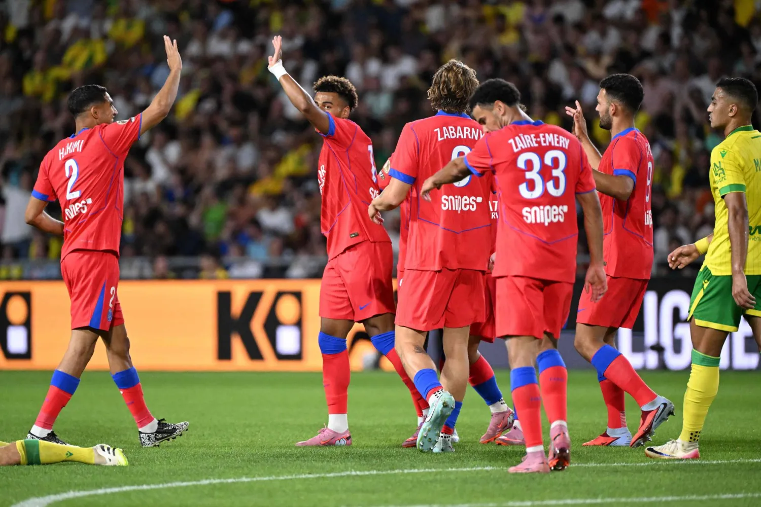 فرحة لاعبي سان جيرمان بهدف الفوز على نانت (أ.ف.ب)