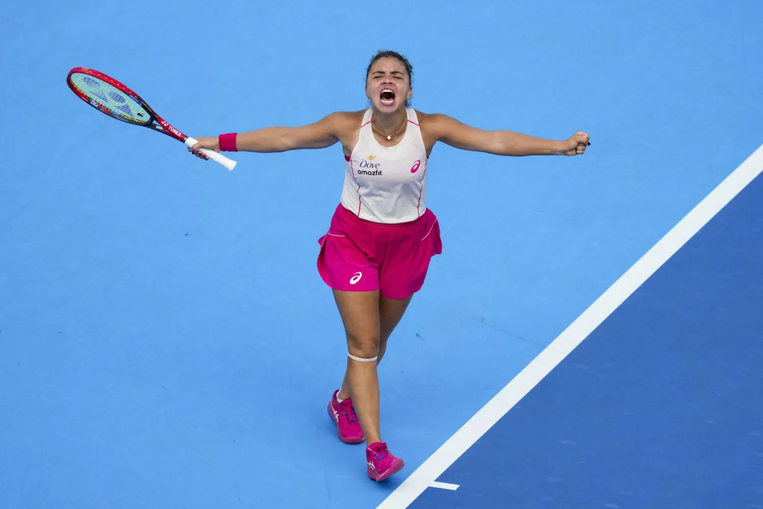 الإيطالية جاسمين باوليني المصنفة الخامسة عالميا تحتفل بتأهلها لنهائي سينسيناتي (رويترز)