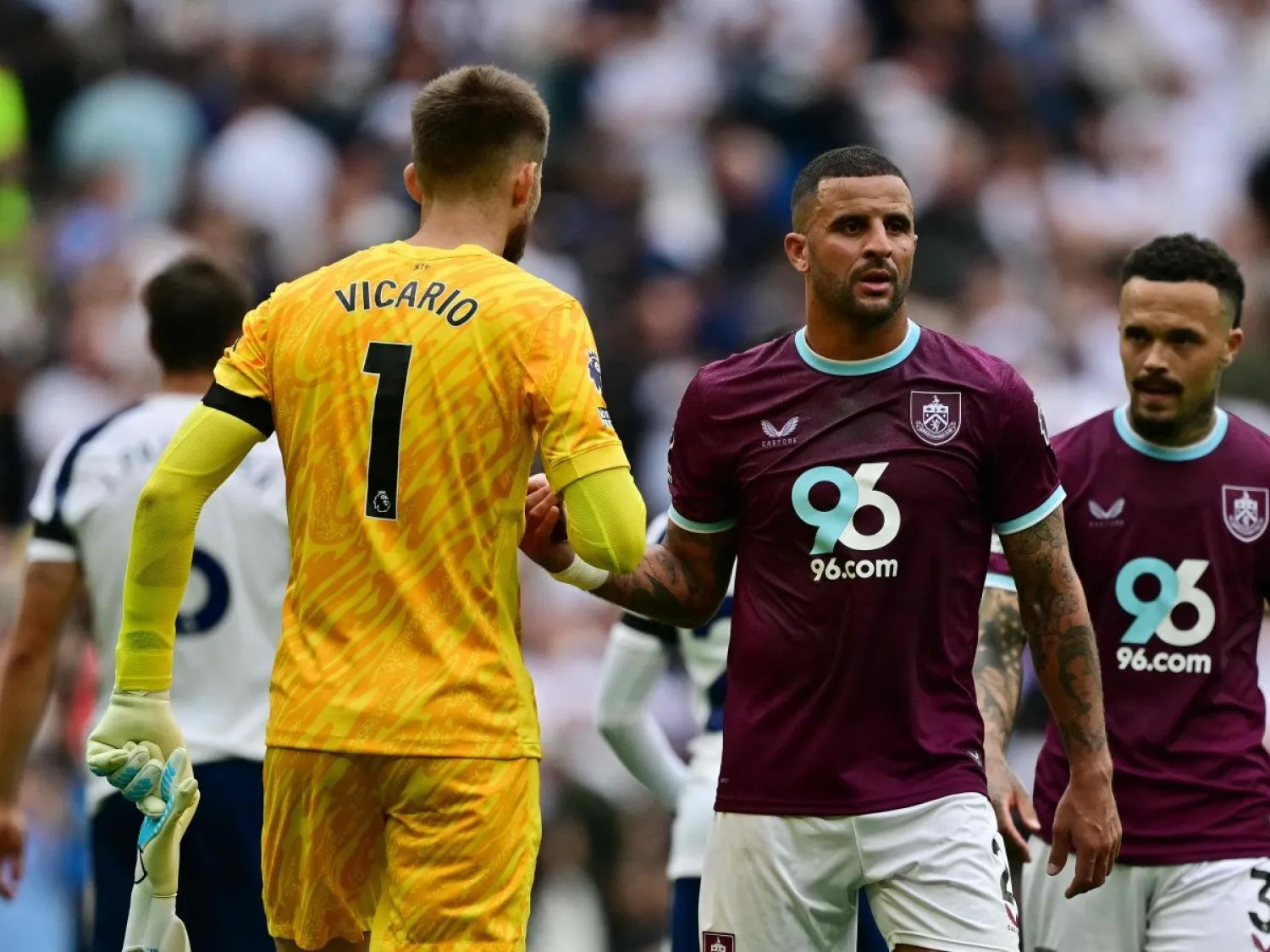 بيرنلي طعم صفوفه بعدد من عناصر الخبرة (أ.ف.ب)