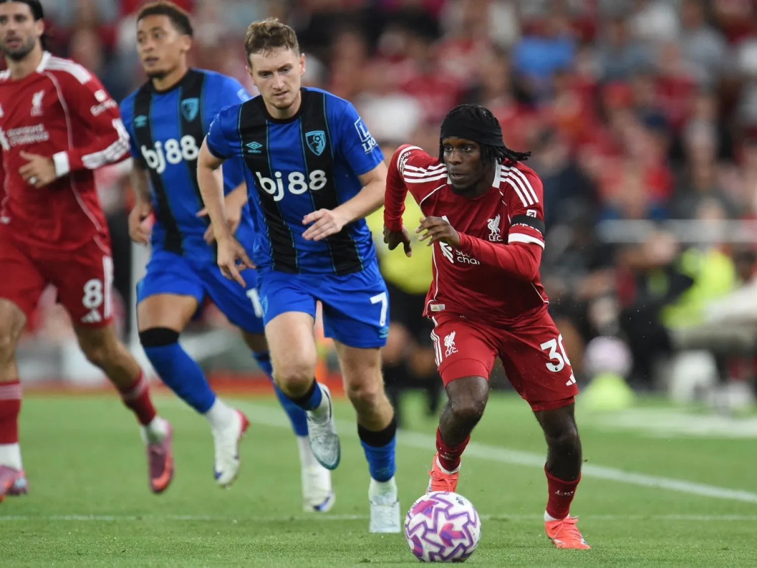 جيريمي فريمبونغ خلال المباراة أمام بورنموث (رويترز)